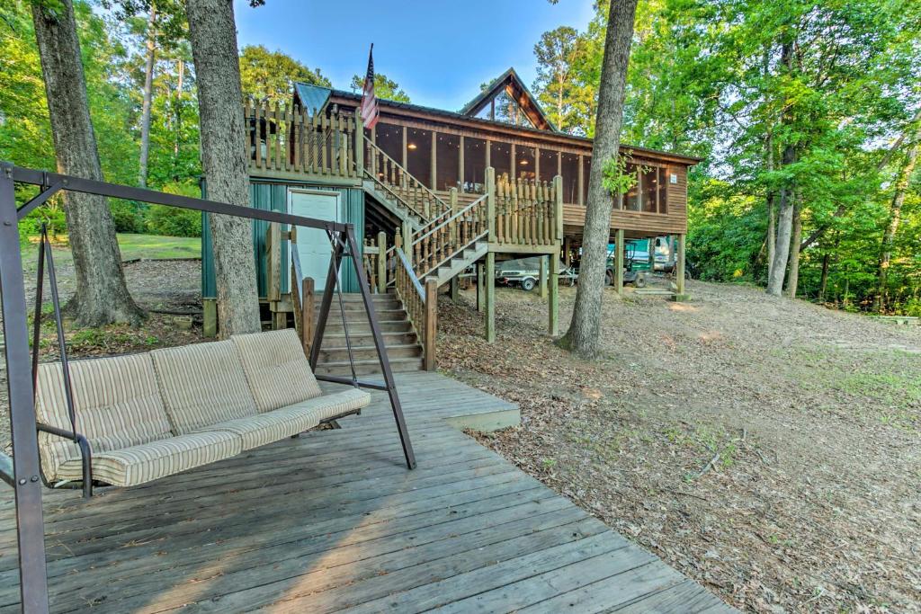 Lakefront Toledo Bend Cabin with Dock and Grill!